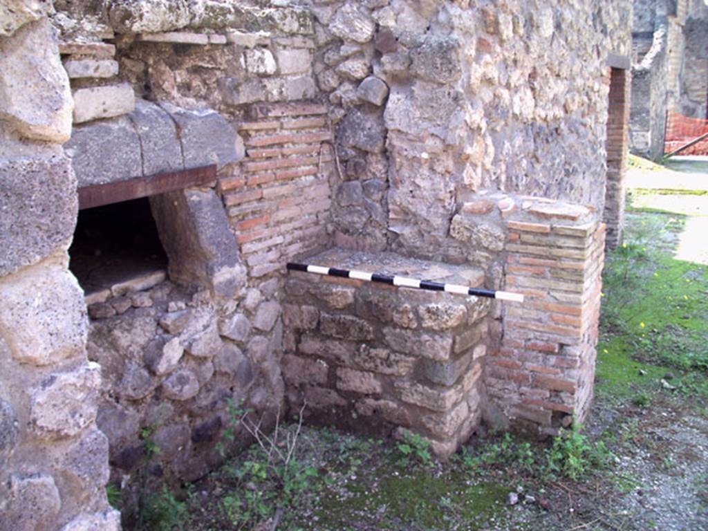V.1.15 Pompeii. September 2009. West end of oven. Photo courtesy of Jared Benton.