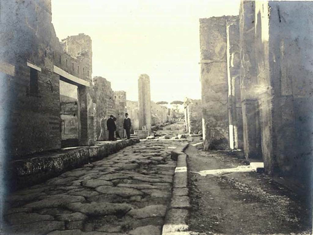 V.1.15 Pompeii. About 1909. Via del Vesuvio, looking north, showing upper floors. V.1.16/15/14/13 on the right. Photo courtesy of Rick Bauer.