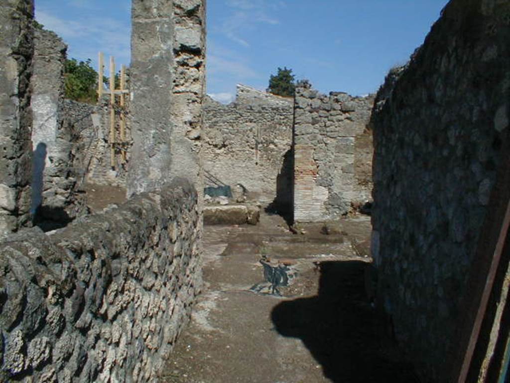 V.1.15 Pompeii.  September 2004.  Looking east along entrance corridor.