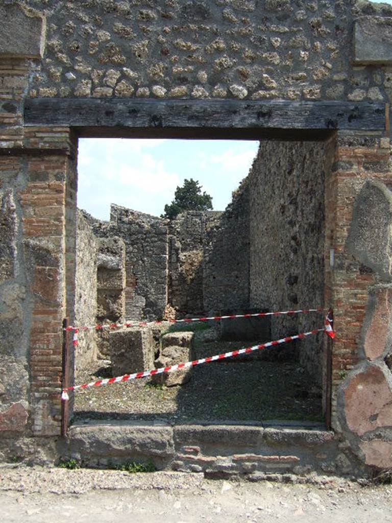 V.1.16 Pompeii. May 2006. Entrance, looking east.
