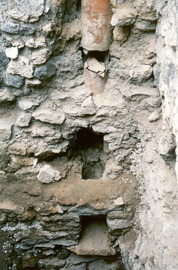 V.1.20 Pompeii. Pre 2008.  Room “d”.
East wall in south-east corner of kitchen
Photo by Henrik Boman.
