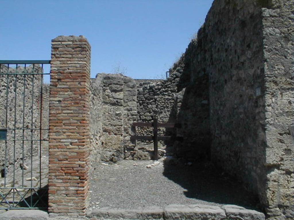 V.1.24 Pompeii. May 2005. Entrance, looking east.  