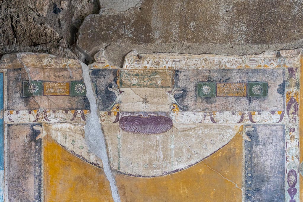 V.1.26 Pompeii. October 2023. Room “i”, detail from upper south wall at east end of tablinum. Photo courtesy of Johannes Eber.