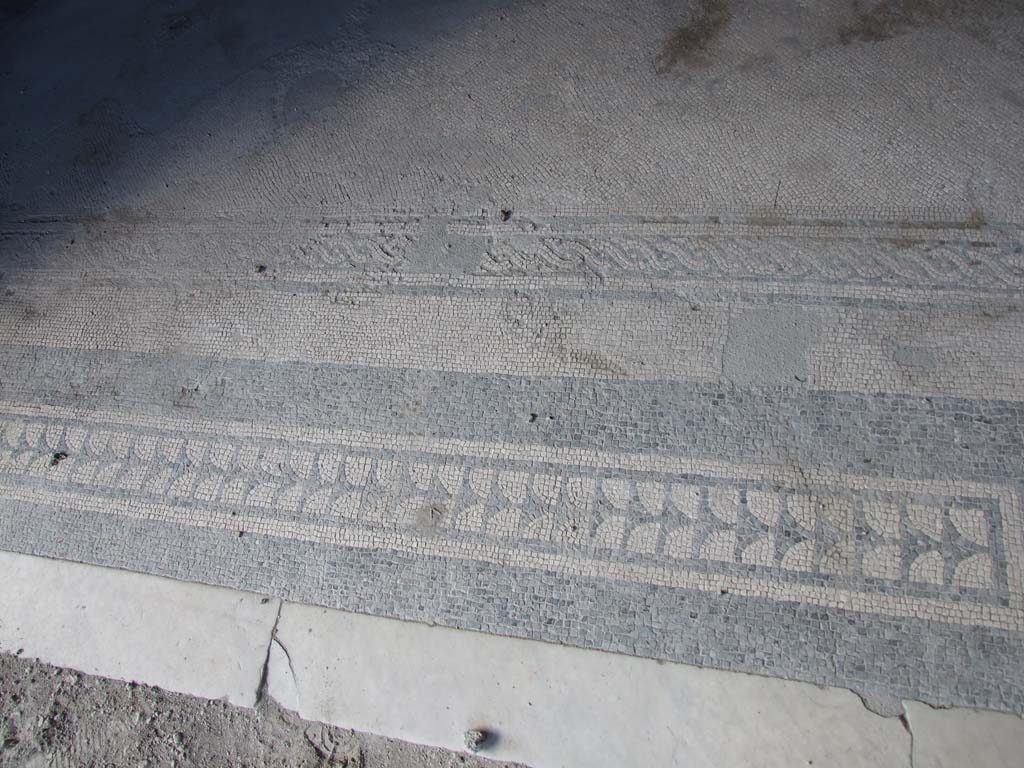 V.1.26 Pompeii. March 2009. Room “o”, triclinium. Edge of mosaic near doorway to portico, looking north.