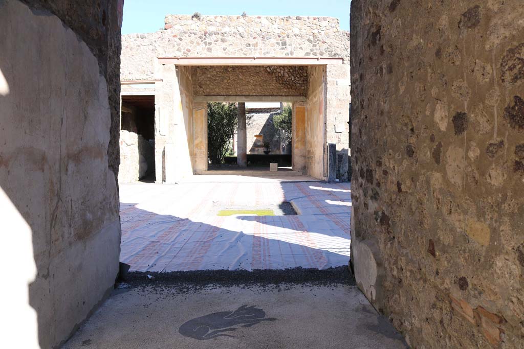 V.1.26 Pompeii. December 2018. Room 1, looking east from entrance, through fauces to atrium. Photo courtesy of Aude Durand.