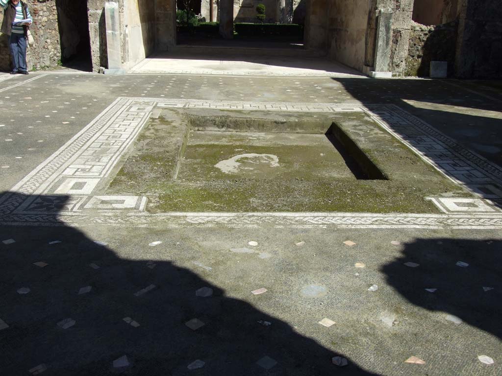 V.1.26 Pompeii. March 2009. Room 1, atrium. Looking north-east to rooms, 2, 3 and 4. 
The remains of the base for the money chest are between the two cubicula, rooms 2 and 3.
