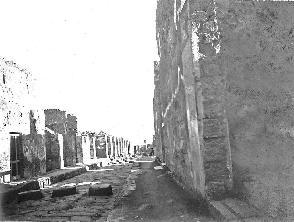 V.1.28 Pompeii, on right. 1961. Looking north along the east side of Via del Vesuvio.  Photo by Stanley A. Jashemski.
Source: The Wilhelmina and Stanley A. Jashemski archive in the University of Maryland Library, Special Collections (See collection page) and made available under the Creative Commons Attribution-Non Commercial License v.4. See Licence and use details.
J61f0364
