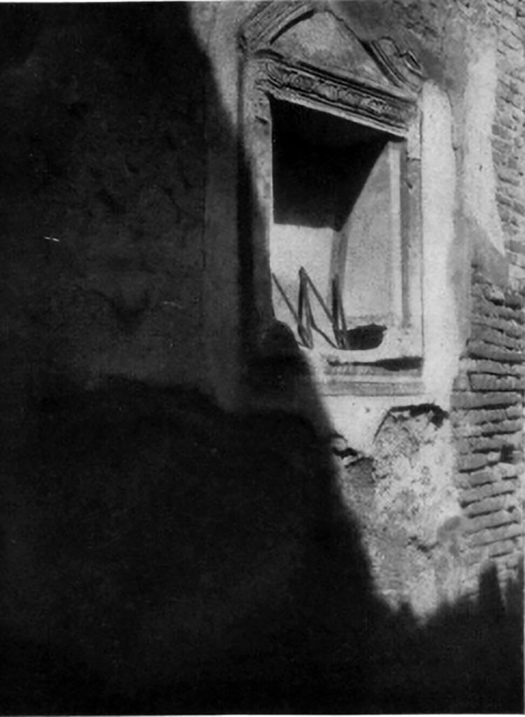 V.1.28 Pompeii. May 2015. Stucco on upper part of niche. Photo courtesy of Buzz Ferebee.