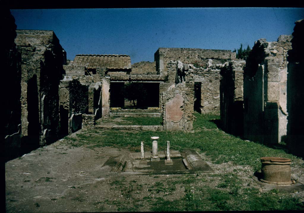 V.2.4 Pompeii. Atrium, looking north.
Photographed 1970-79 by Günther Einhorn, picture courtesy of his son Ralf Einhorn.
