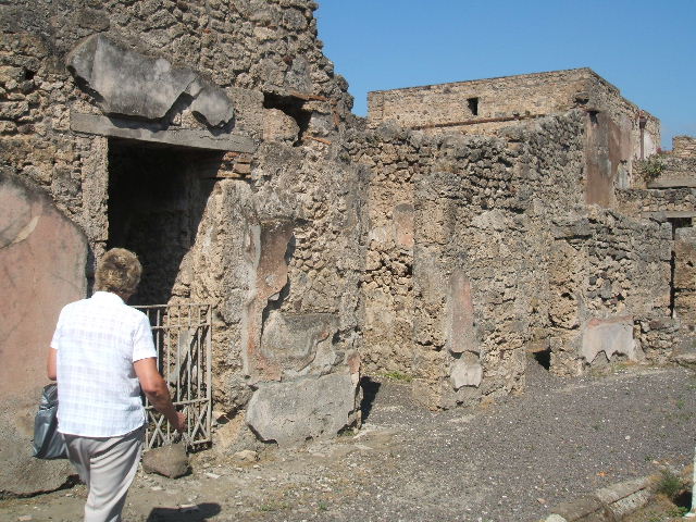 V.2.4 Pompeii. May 2005. Looking north-west across the atrium to rooms 2, 3, 4 and 5.
