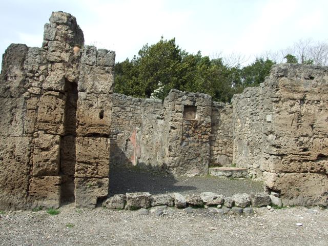 V.2.14 Pompeii.  May 2005. Entrance.

