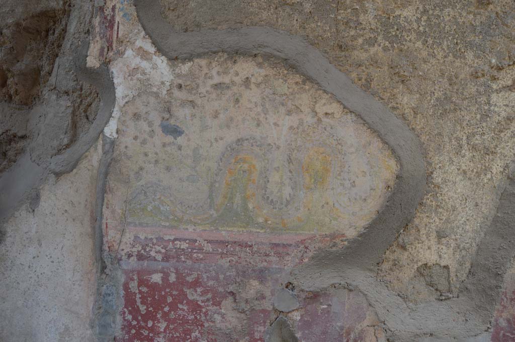 V.2.h Pompeii. October 2017. 
North end of east wall of entrance corridor/fauces ‘a’, with remains of painted serpent on left side of niche.
Foto Taylor Lauritsen, ERC Grant 681269 DÉCOR.
