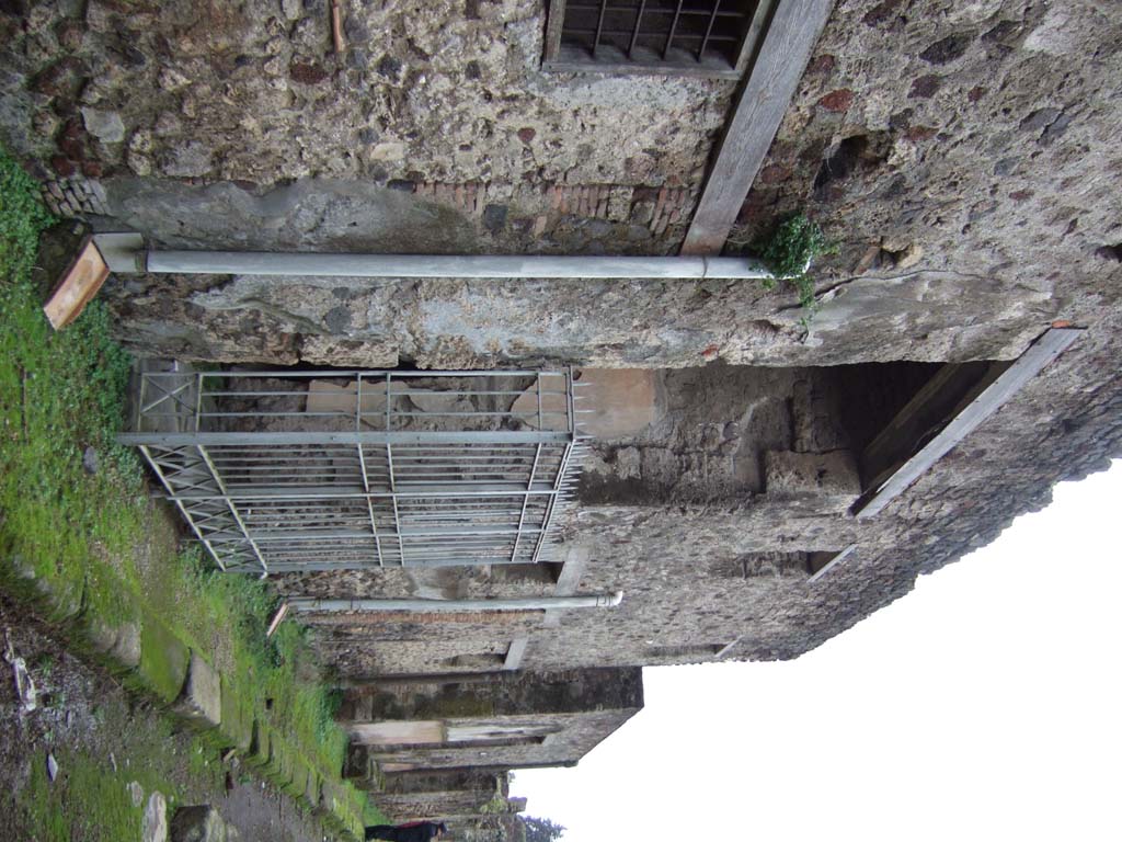 V.2.i Pompeii.  May 2005.  Entrance and Compluvium.