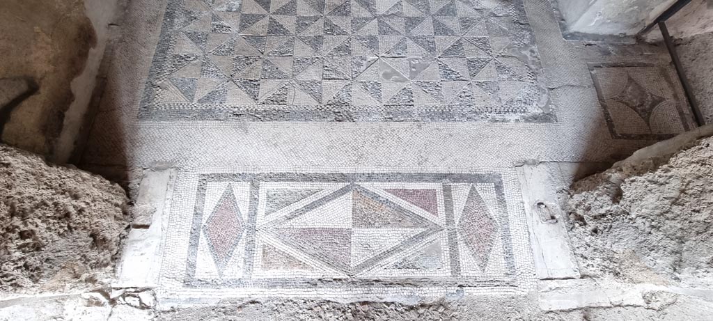 V.2.i Pompeii. December 2023. Room 18, mosaic doorway threshold. Photo courtesy of Miriam Colomer.