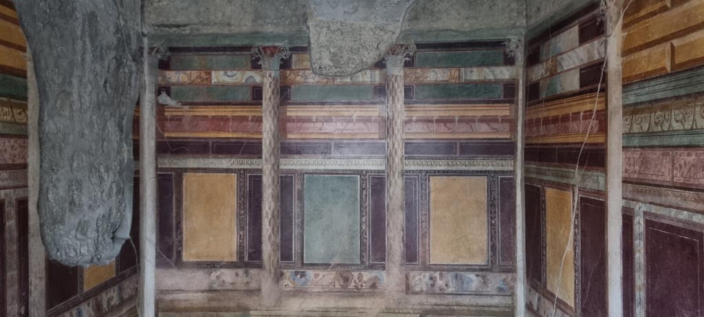 V.2.i Pompeii. December 2023. Room 18, detail of south wall. Photo courtesy of Miriam Colomer.

