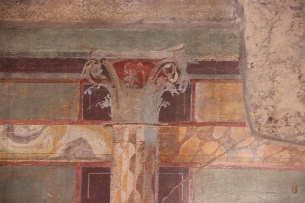 V.2.i Pompeii. October 2023. Room 18, detail of painted column from south wall. Photo courtesy of Klaus Heese.