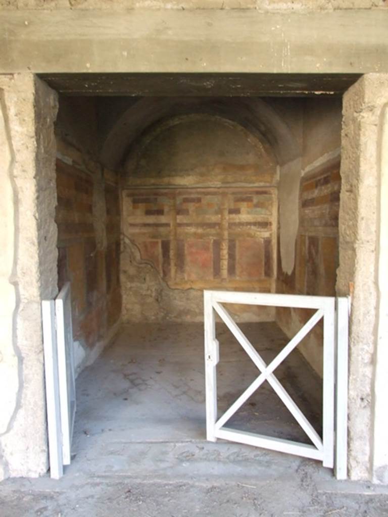 V.2.i Pompeii. December 2007.  Doorway to room 20, looking south into bedroom or small dining room?

