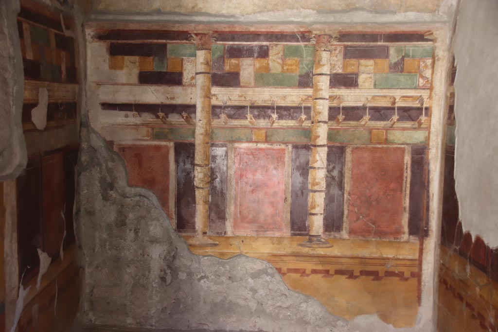 V.2.i Pompeii. October 2023. Room 20, detail of south wall. Photo courtesy of Klaus Heese.