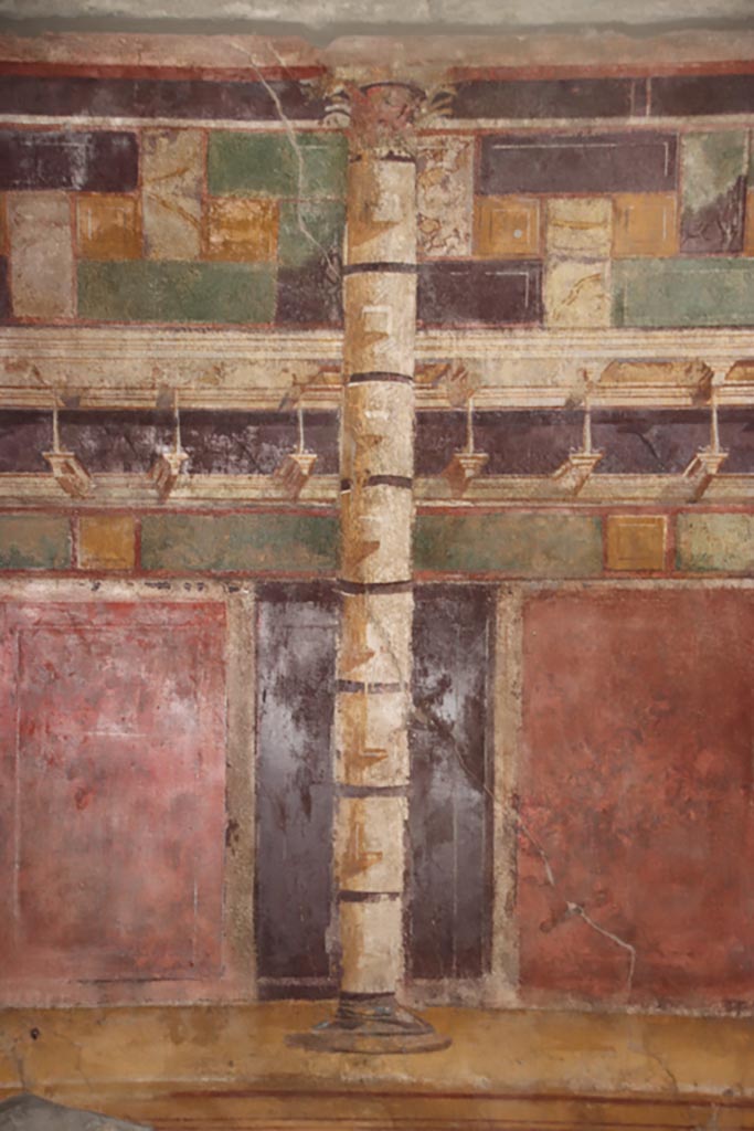 V.2.i Pompeii. October 2023. 
Room 20, detail of painted column on south wall at west end. Photo courtesy of Klaus Heese.
