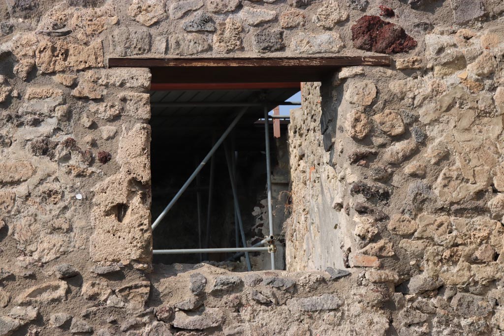 V.3.2 Pompeii. October 2023. Window in north wall of rear room in north-east corner. Photo courtesy of Klaus Heese.