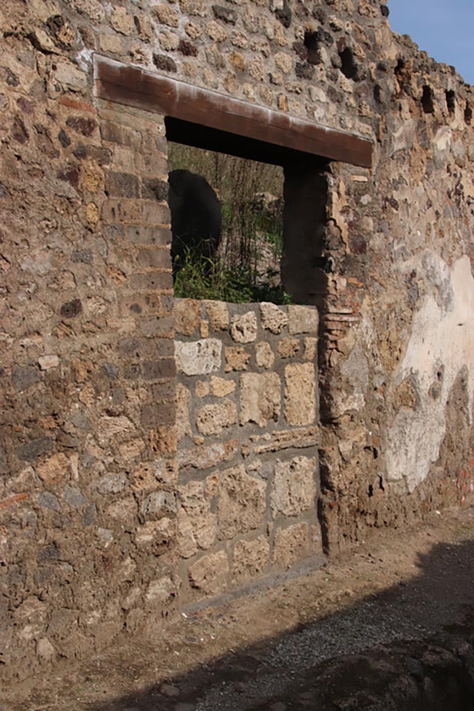 Vicolo dei Balconi, Pompeii. October 2022. 
Entrance doorway to house B4. The holes for the support beams of a balcony can be seen.
Photo courtesy of Klaus Heese.



