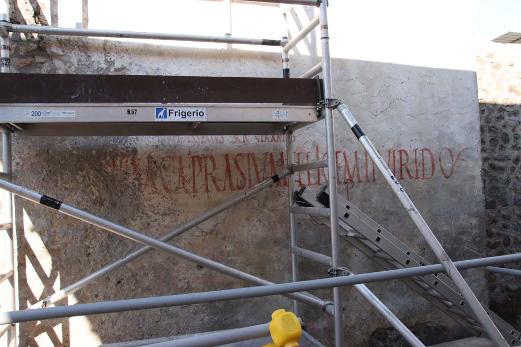Vicolo dei Balconi, Pompeii. September 2021. 
East side between B6 and B7 with part of red-painted inscription …M CAPRASIVM FELICEM II VIR I D OVF. Photo courtesy of Klaus Heese

