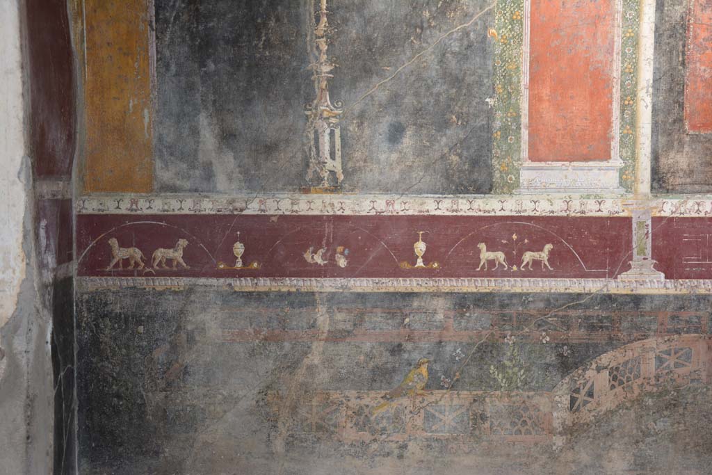 V.4.a Pompeii. March 2018. Room ‘h’, painted violet predella above black zoccolo on north wall at west end.
Foto Annette Haug, ERC Grant 681269 DÉCOR.
