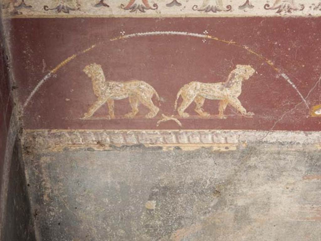 V.4.a Pompeii. May 2015. Detail of two panthers from predella on west end of north wall in tablinum. Photo courtesy of Buzz Ferebee.
