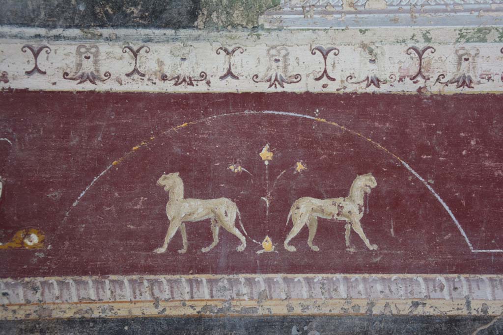 V.4.a Pompeii. March 2018. Room ‘h’, detail from painted predella above zoccolo on north wall on west side of central panel.
Foto Annette Haug, ERC Grant 681269 DÉCOR.
