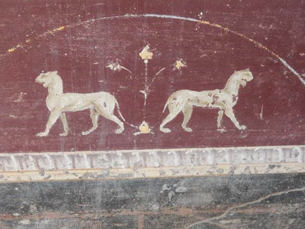 V.4.a Pompeii. May 2015. Detail of two panthers with flower from predella on west end of north wall in tablinum. Photo courtesy of Buzz Ferebee.
