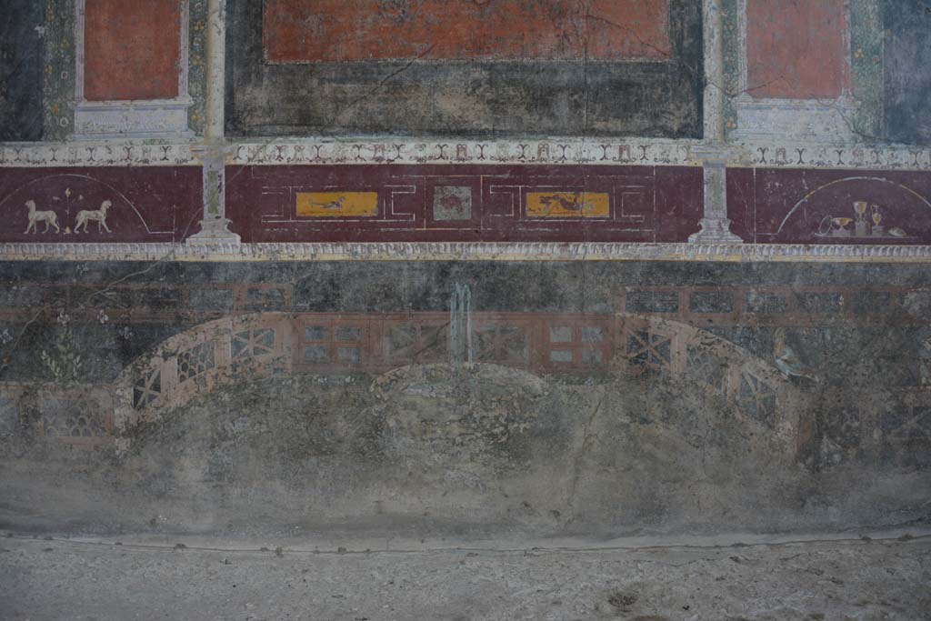 V.4.a Pompeii. March 2019. Room ‘h’, predella and zoccolo below central panel on north wall.
Foto Annette Haug, ERC Grant 681269 DÉCOR.
