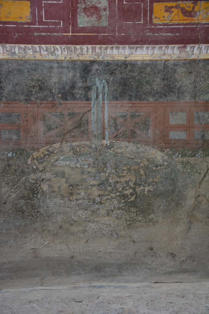 V.4.a Pompeii. March 2018. Room ‘h’, detail of fountain in centre of zoccolo on lower north wall
Foto Annette Haug, ERC Grant 681269 DÉCOR.
