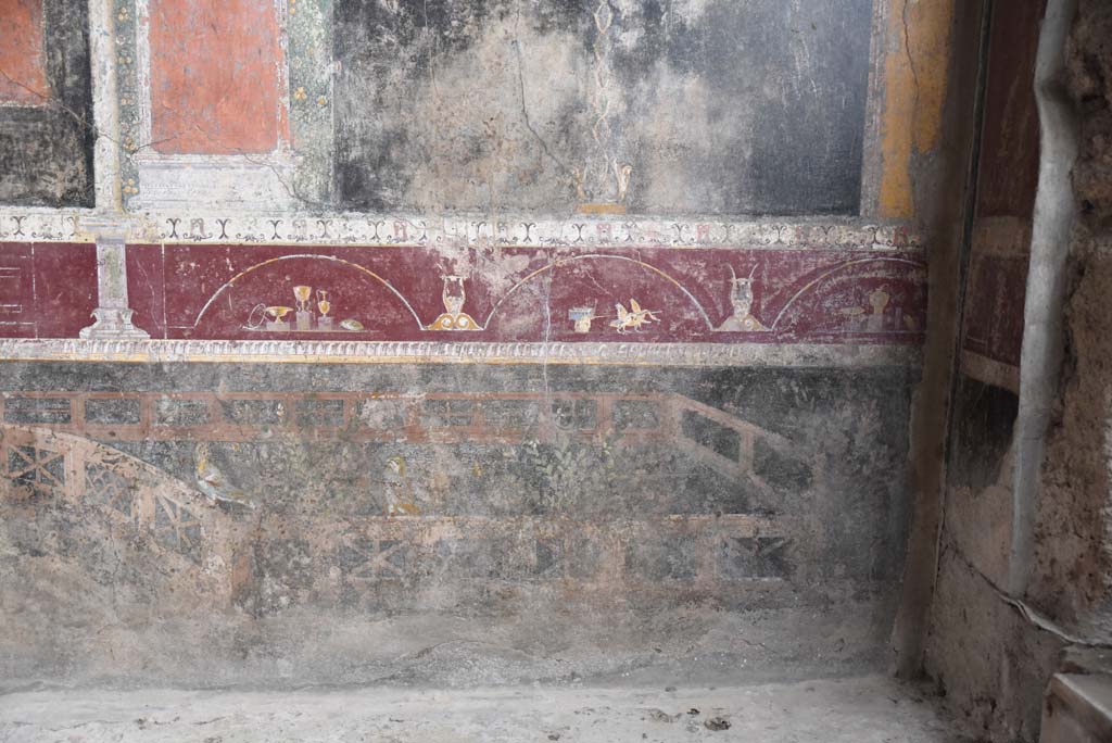 V.4.a Pompeii. March 2018. 
Room ‘h’, black zoccolo with garden painting and violet predella above it, from east end of north wall in tablinum.
Foto Annette Haug, ERC Grant 681269 DÉCOR.
