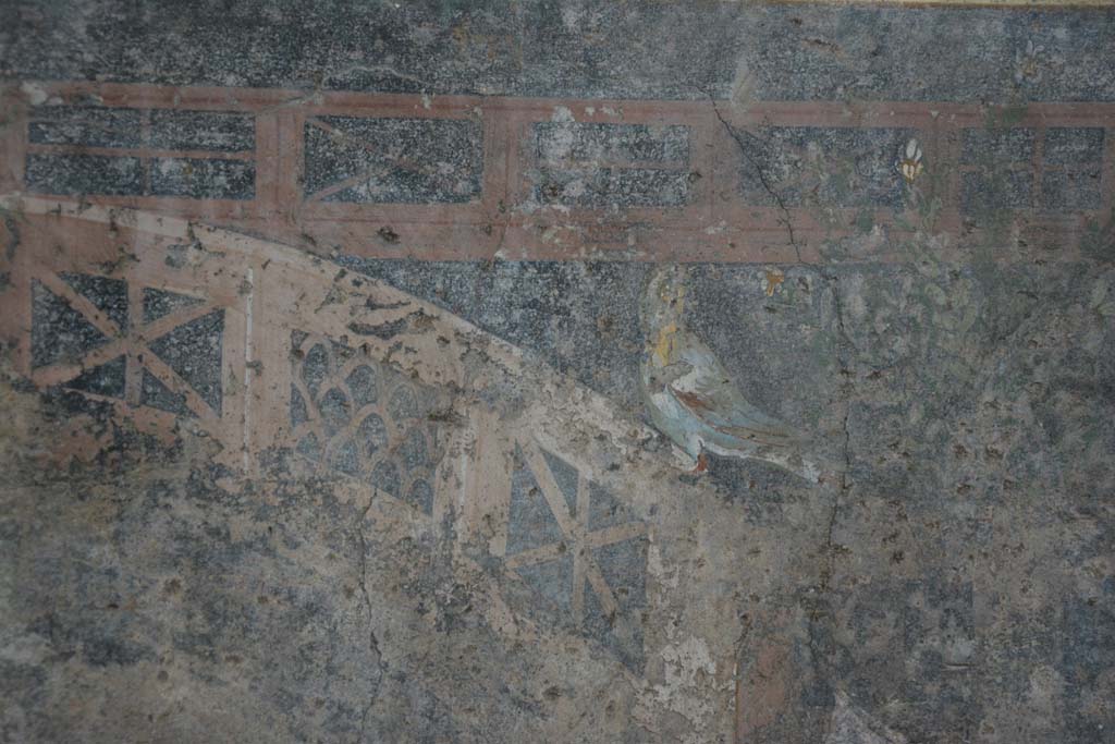 V.4.a Pompeii. March 2019. 
Room ‘h’, painted bird from garden painting on black zoccolo from east side of centre of north wall in tablinum.
Foto Annette Haug, ERC Grant 681269 DÉCOR.
