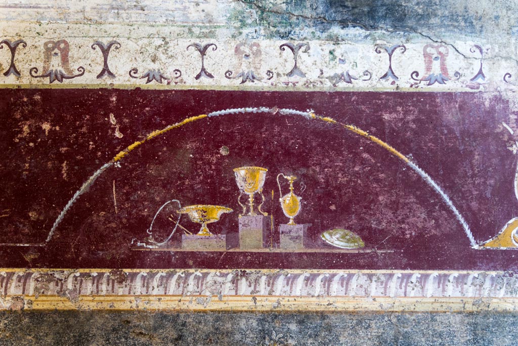 V.4.a Pompeii. January 2023. 
Room ‘h’, detail from painted predella on north wall on east side of central panel. Photo courtesy of Johannes Eber.
