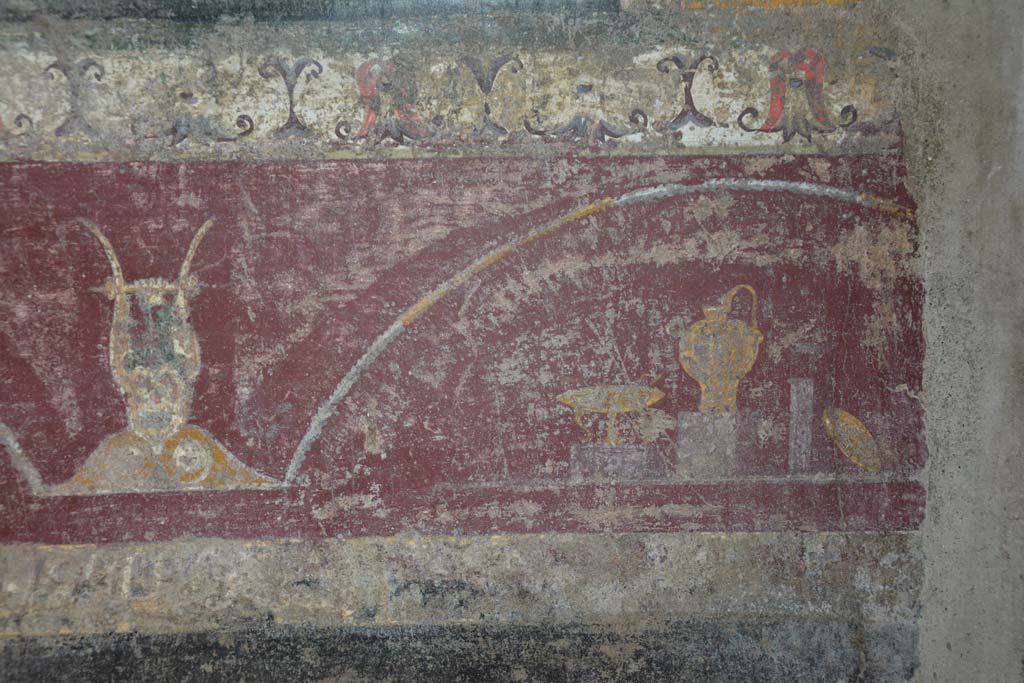 V.4.a Pompeii. March 2018. Room ‘h’, detail from painted predella on north wall at east end.
Foto Annette Haug, ERC Grant 681269 DÉCOR.
