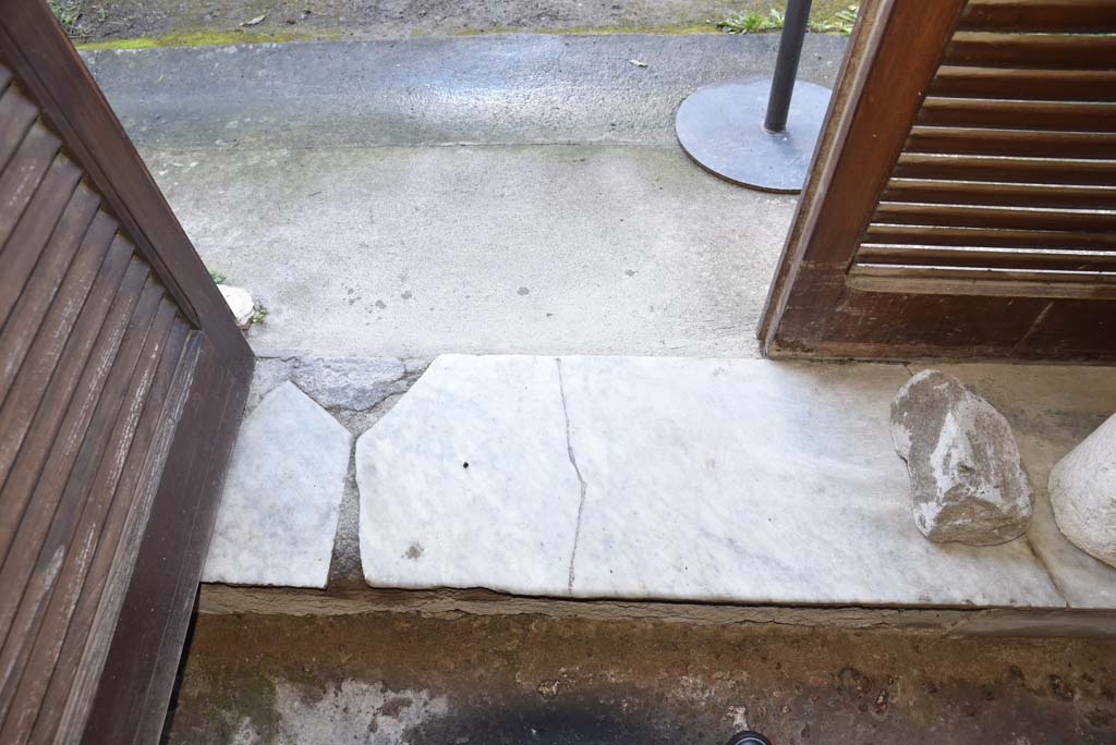 V.4.a Pompeii. March 2018. Room ‘h’, detail of threshold and open doorway (modern) to garden area.
Foto Annette Haug, ERC Grant 681269 DÉCOR.
