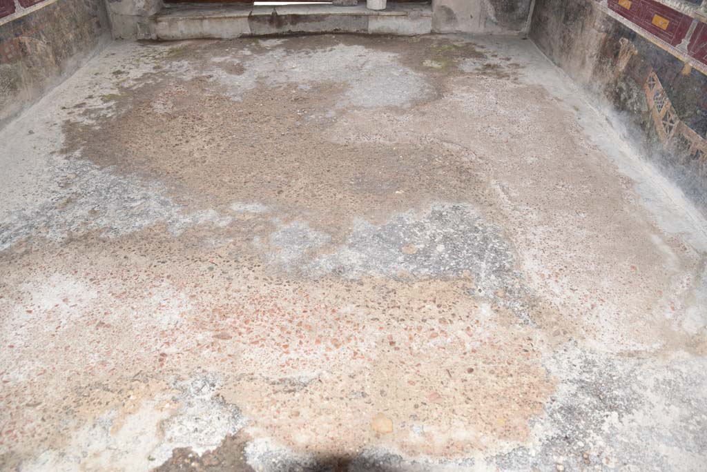 V.4.a Pompeii. March 2018. Room ‘h’, looking east across flooring in tablinum.
Foto Annette Haug, ERC Grant 681269 DÉCOR.
