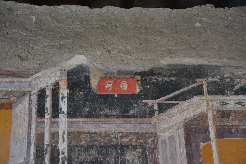 V.4.a Pompeii. March 2019. Room ‘h’, detail from upper south wall towards west end.
Foto Annette Haug, ERC Grant 681269 DÉCOR.

