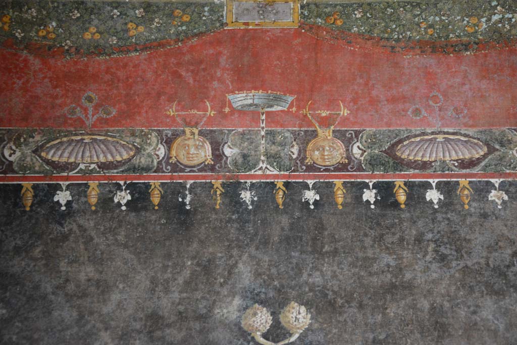 V.4.a Pompeii. March 2019. Room ‘h’, detail of painted decoration above black side panel on upper south wall at east end. 
Foto Annette Haug, ERC Grant 681269 DÉCOR.
