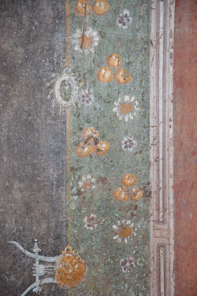 V.4.a Pompeii. March 2018. Room ‘h’, detail of painted separating panel on east end of south wall.
Foto Annette Haug, ERC Grant 681269 DÉCOR.
