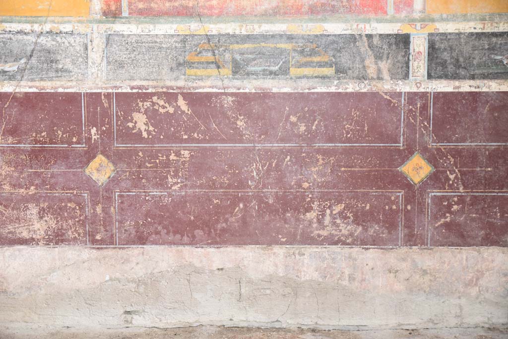 V.4.a Pompeii. March 2018. 
Room ‘g’, central panel of zoccolo on east wall, with garden painting in predella above it. 
Foto Annette Haug, ERC Grant 681269 DÉCOR.
