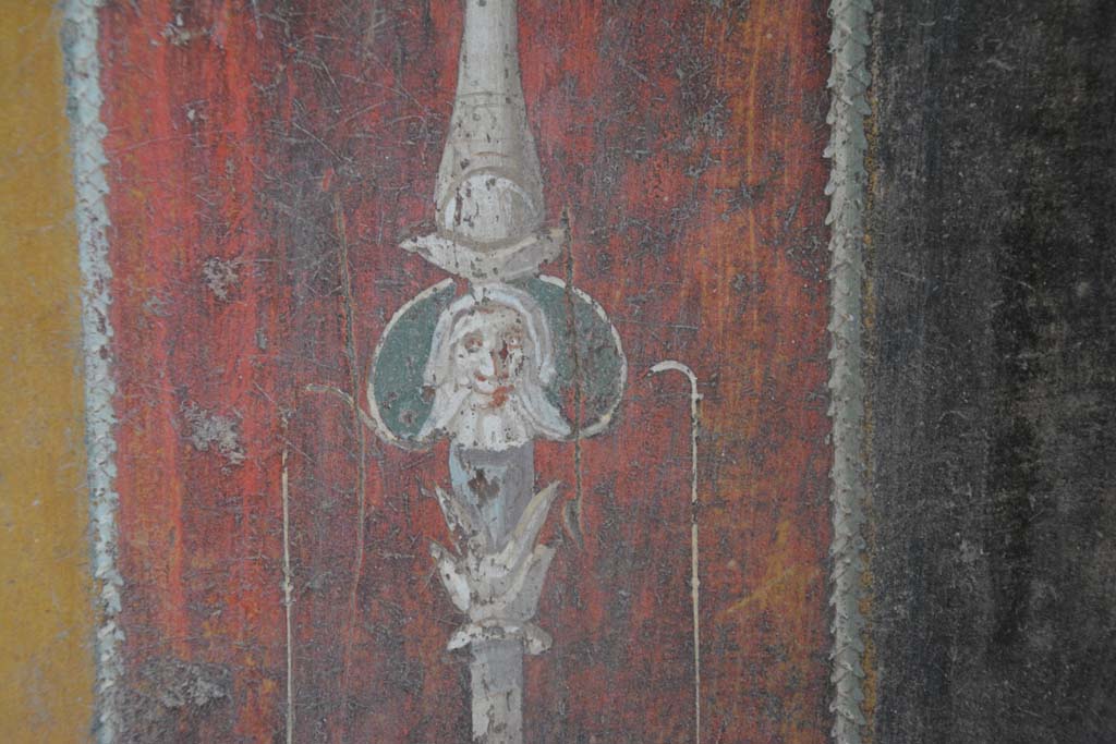 V.4.a Pompeii. March 2019. Room ‘g’, detail from painted candelabra at south end of east wall.
Foto Annette Haug, ERC Grant 681269 DÉCOR.

