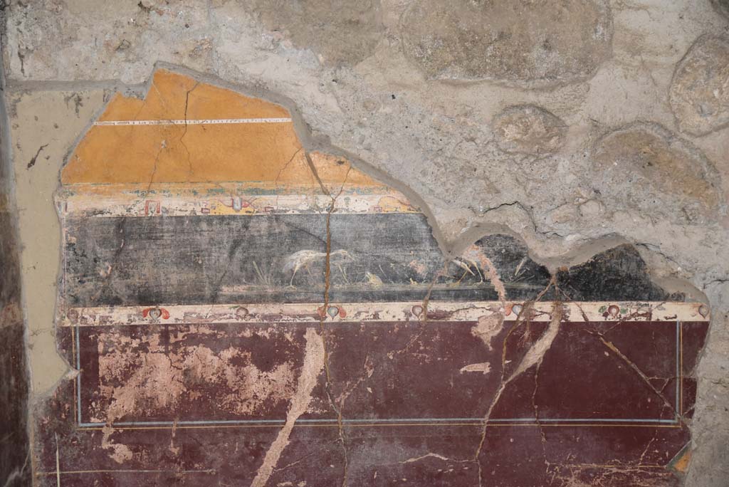 V.4.a Pompeii. March 2018. Room ‘g’, detail of painting of birds from predella on lower south wall.
Foto Annette Haug, ERC Grant 681269 DÉCOR.

