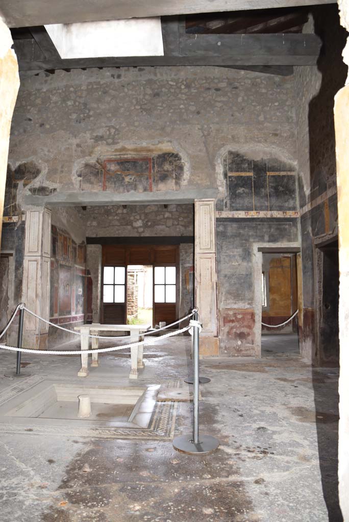 V.4.a Pompeii. March 2018. 
Room ‘b’, looking east from end of entrance corridor, across impluvium in atrium towards tablinum.
Foto Annette Haug, ERC Grant 681269 DÉCOR.
