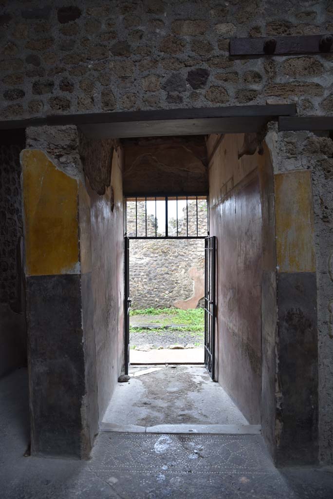 V.4.a Pompeii. March 2018. 
Looking west along entrance corridor/fauces from doorway threshold in atrium.    
Foto Annette Haug, ERC Grant 681269 DÉCOR

