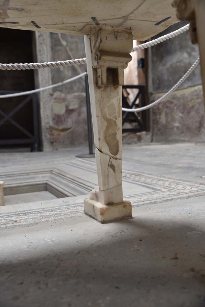 V.4.a Pompeii. March 2018. Detail of table leg below marble table, looking west.  
Foto Annette Haug, ERC Grant 681269 DÉCOR.
