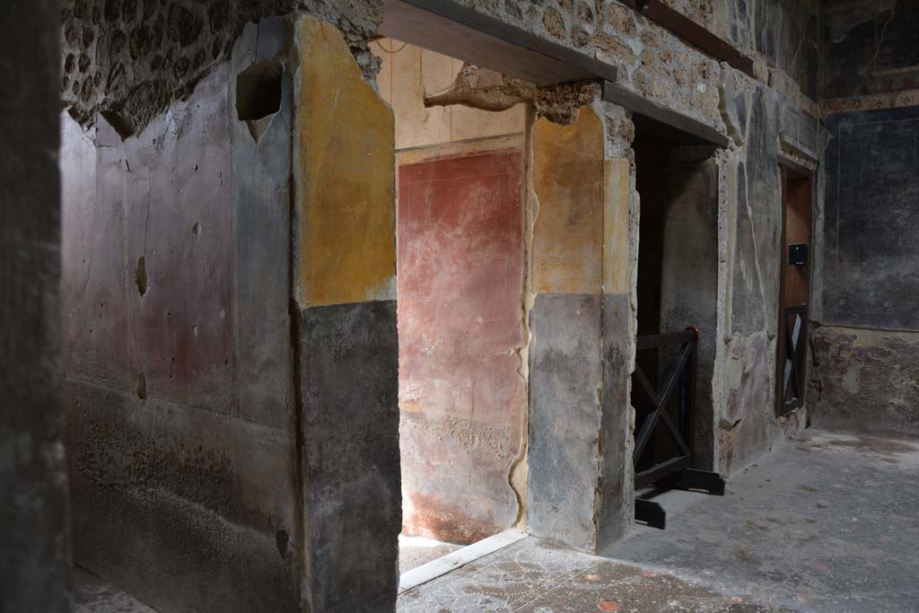 V.4.a Pompeii. March 2018. 
Room ‘b’, west wall of atrium, with room ‘d’, on left, entrance corridor, room ‘c’, and room ‘e’ in north-west corner, on right.
Foto Annette Haug, ERC Grant 681269 DÉCOR.
