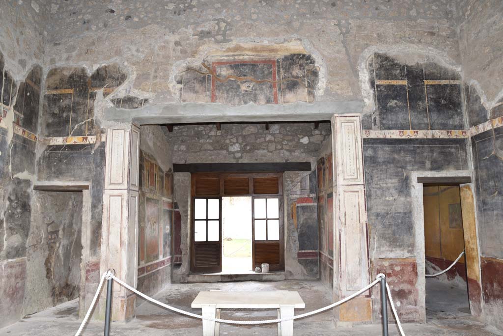 V.4.a Pompeii. March 2018. 
Room ‘b’, looking towards east wall of atrium, with corridor ‘k’, on left, tablinum ‘h’, in centre, and room ‘i’, on right. 
Foto Annette Haug, ERC Grant 681269 DÉCOR.
