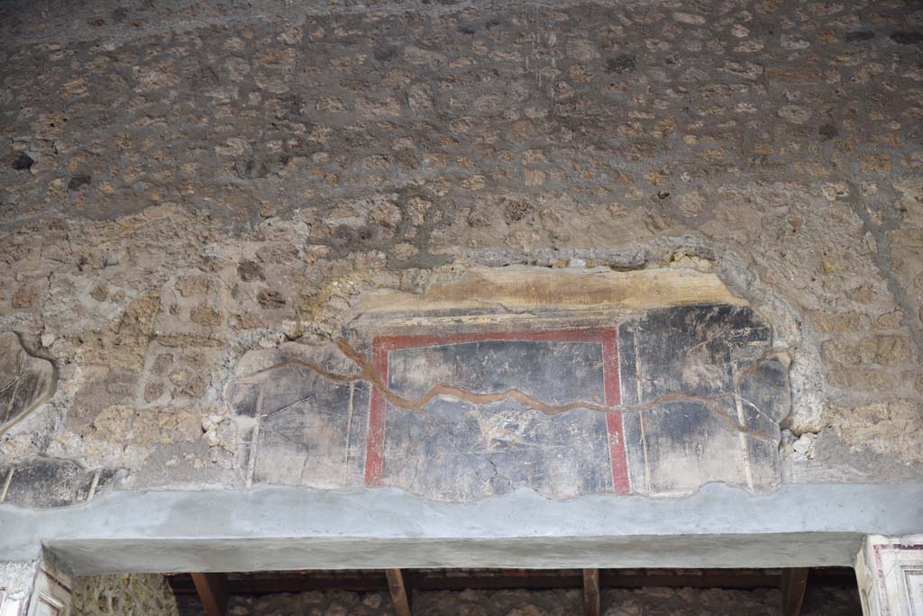 V.4.a Pompeii. March 2018. Room ‘b’, painted decoration from upper east wall in centre above opening into tablinum.
Foto Annette Haug, ERC Grant 681269 DÉCOR.
